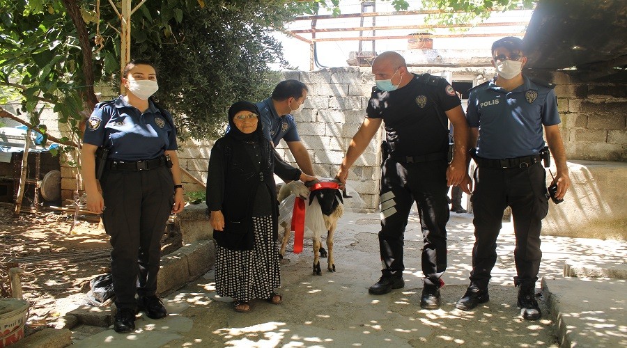 Reyhanlı polisinden Rahme Teyze'ye ağlatan sürpriz