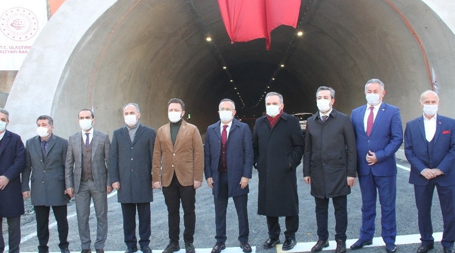 Rize'de Salarha Tüneli tek tüpten ulaşıma açıldı