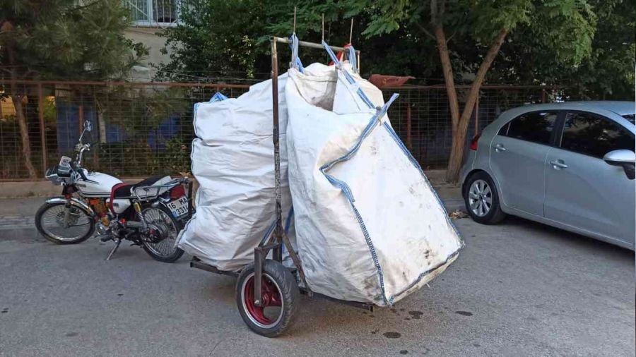 Ruhsats�z hurda arabalar� trafikten men edildi