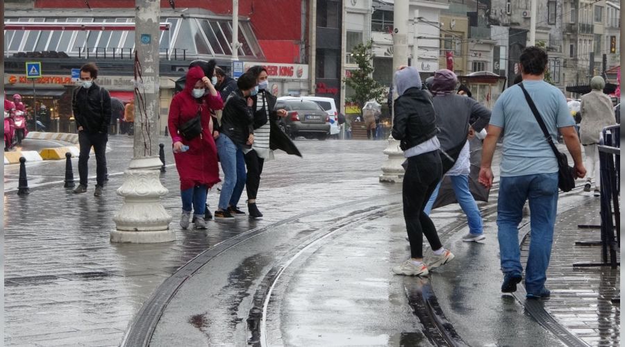Sağanak yağış Taksim'de hayatı felç etti