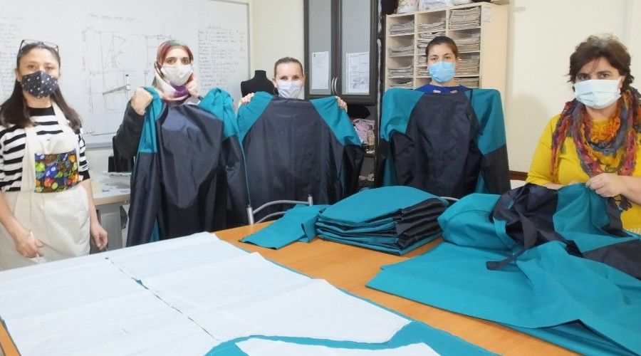 Sağlık çalışanlarına koruyucu önlük diken gönüllüler