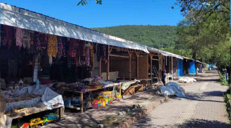 Sahildeki i yerlerine ve korkuluklara zarar verdiler