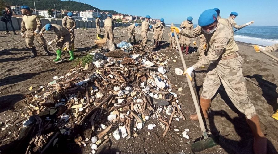 Sahilin temizli�ine Mehmet�ik el att�