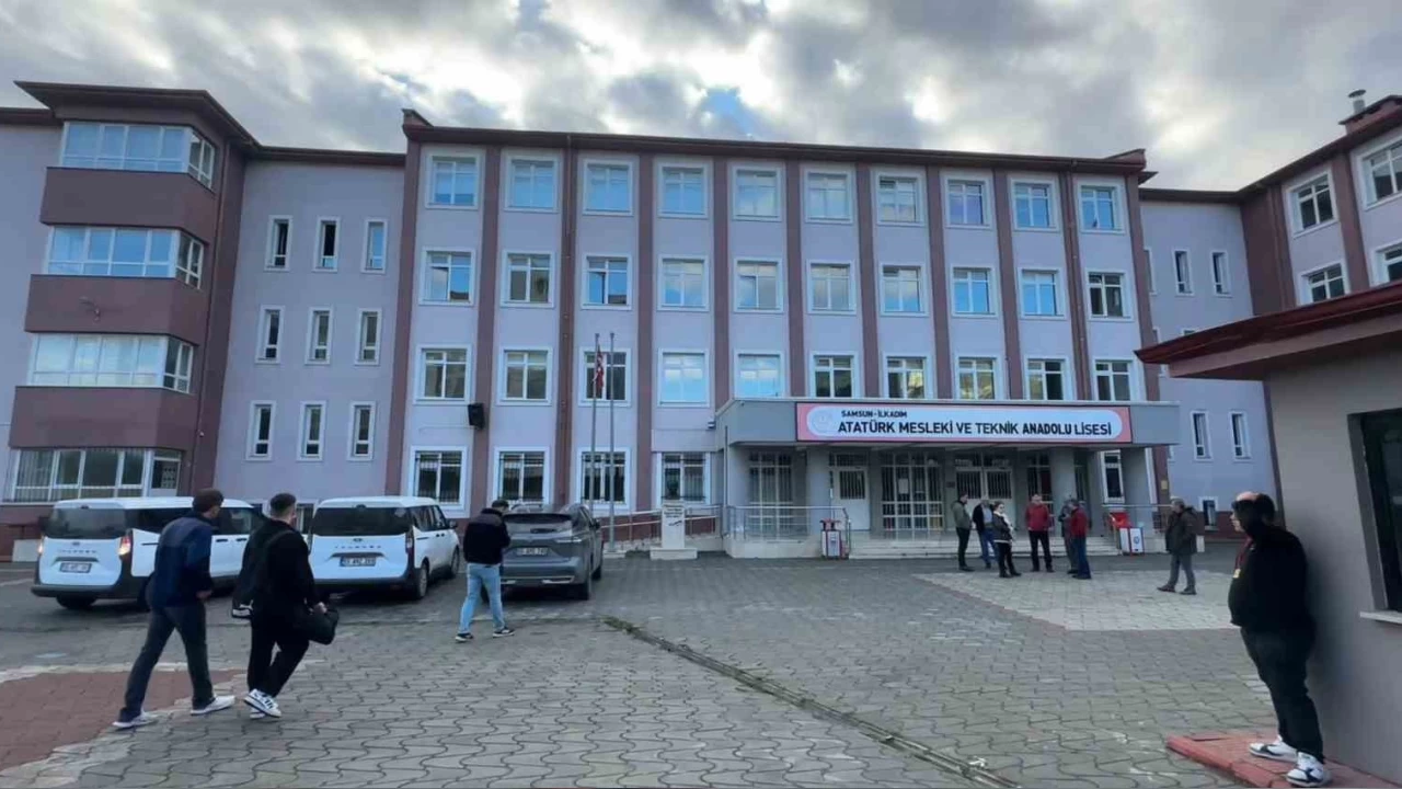Samsun'da kayıt yaptırmaya giden öğrenci okulda bıçaklandı