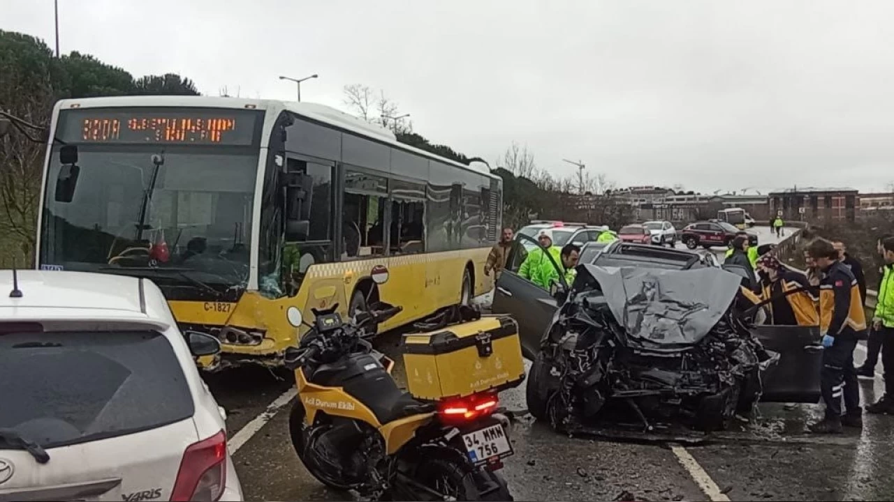 Sancaktepe'de İETT otobüsüyle çarpışan otomobildeki 1 kişi öldü, 4 kişi yaralandı
