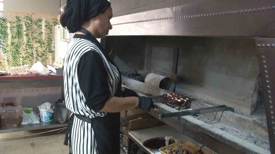 �anl�urfa'da ci�er kebab�na kad�n eli de�di