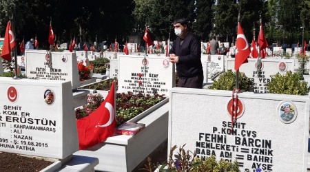 Şehitlikte buruk bayram