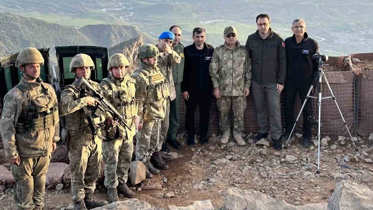 Sel�uk Bayrakta, 2. Ordu Komutan� ile s�n�r birliklerini ziyaret etti