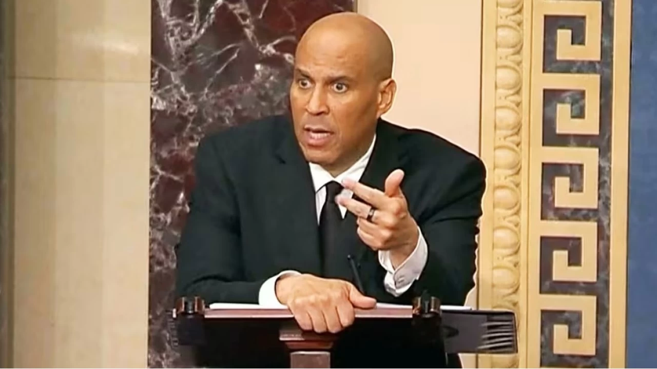 Senat�r Cory Booker  Trump'� protesto i�in 25 saat aral�ks�z konu�tu
