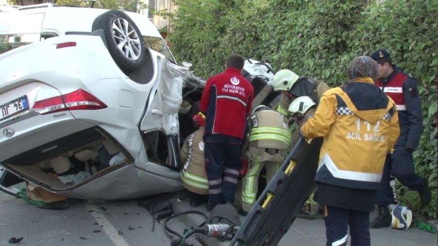 Servis minibüsü ile otomobil çarpıştı: 2 ölü