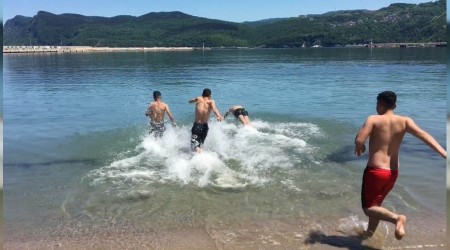 Scaktan bunalan vatandalar denizde serinledi