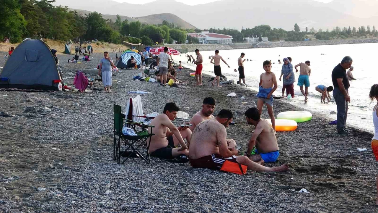 Sıcaktan bunalan vatandaşlar Van Gölü'ne akın etti