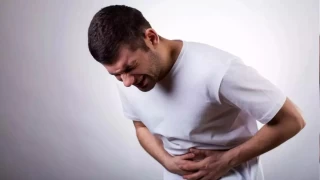 Şiddetli karın ağrılarında tıbbi bir değerlendirme gereklidir
