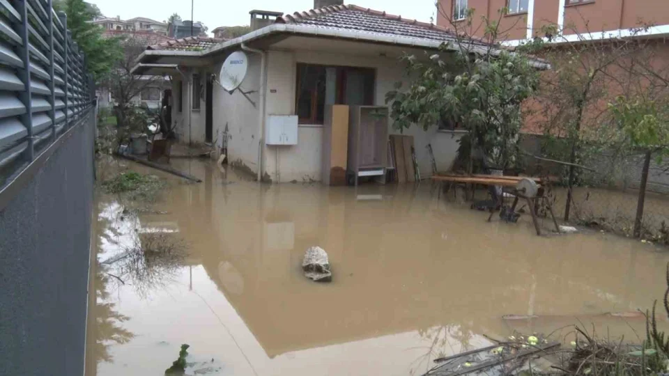 �ile'de evleri su bast�: 3 karde� evde mahsur kald�