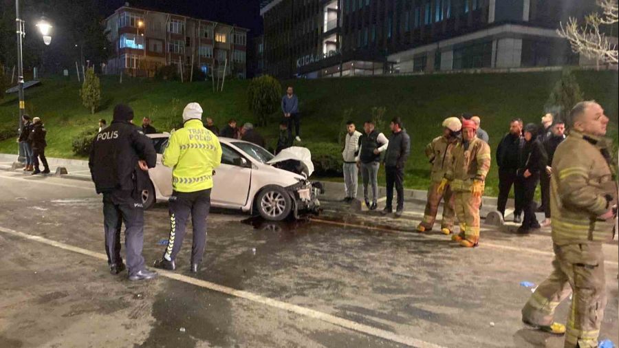 Silivri'de otob�s ile otomobil �arp��t�: 1 �l�, 2 yaral�