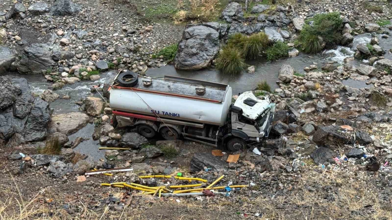rnak'ta su tankeri uurumdan yuvarland: 1 yaral