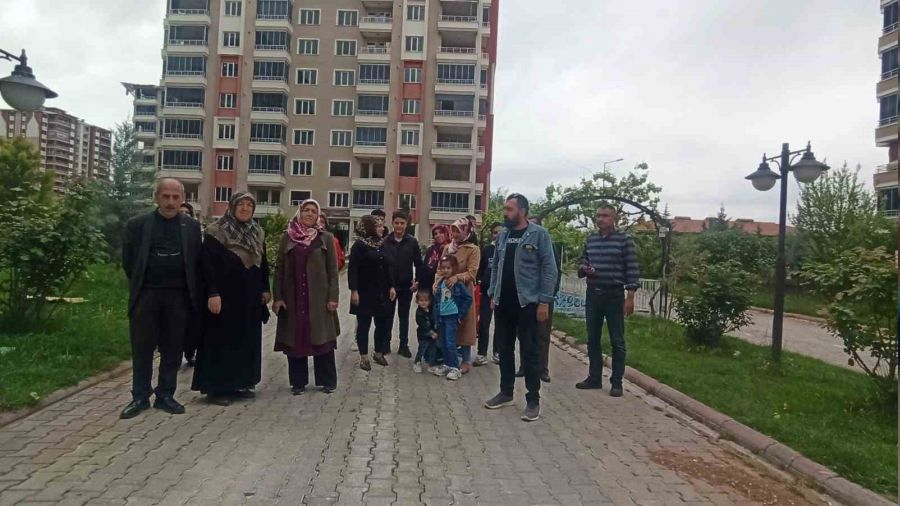 Site sakinleri ağır hasardan hafif hasara dönüşen evleri için tedirgin