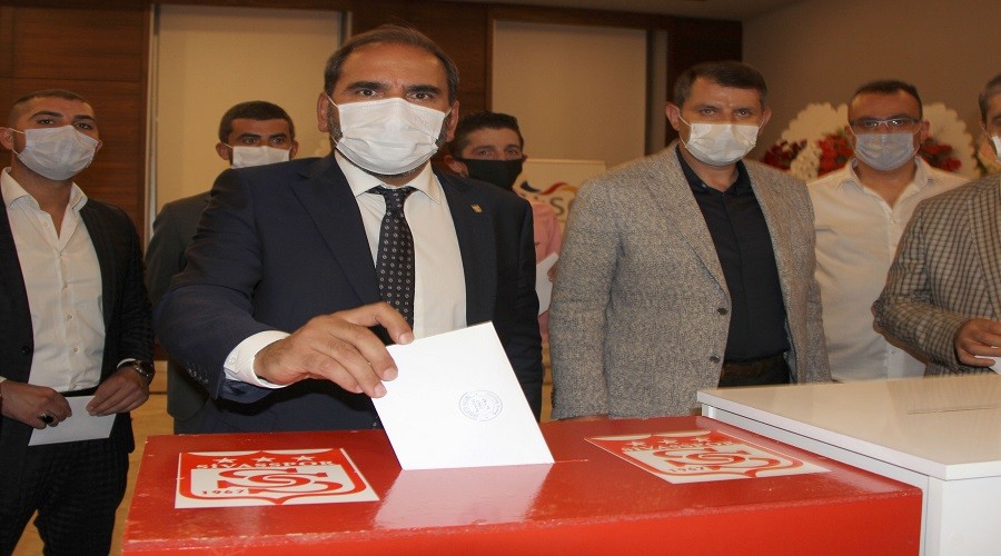 Sivassporda Otyakmaz yeniden bakan