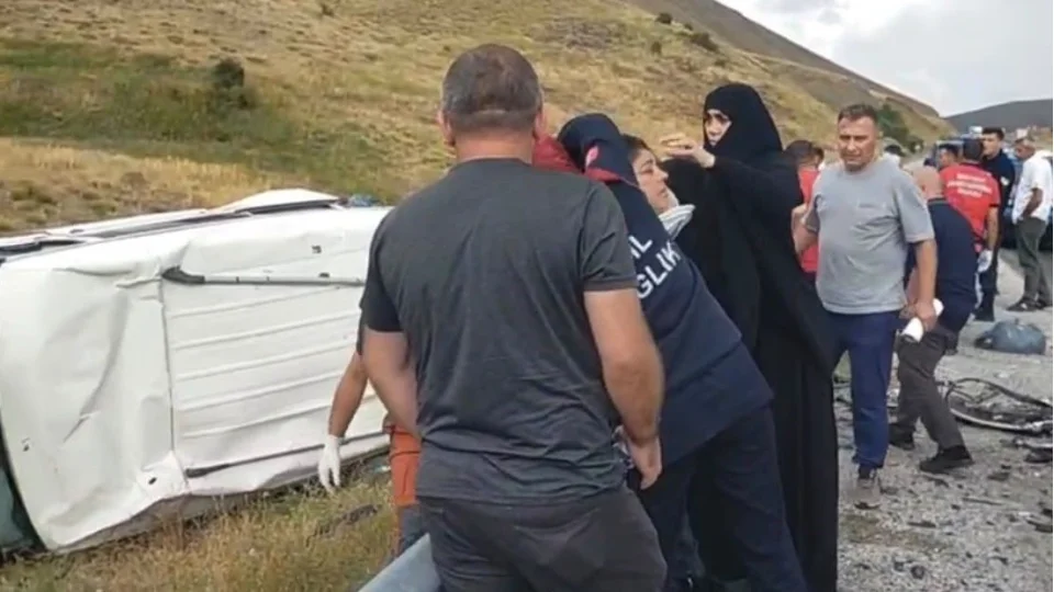 Sivas'ta trafik kazas�: 5'i �ocuk 11 yaral�