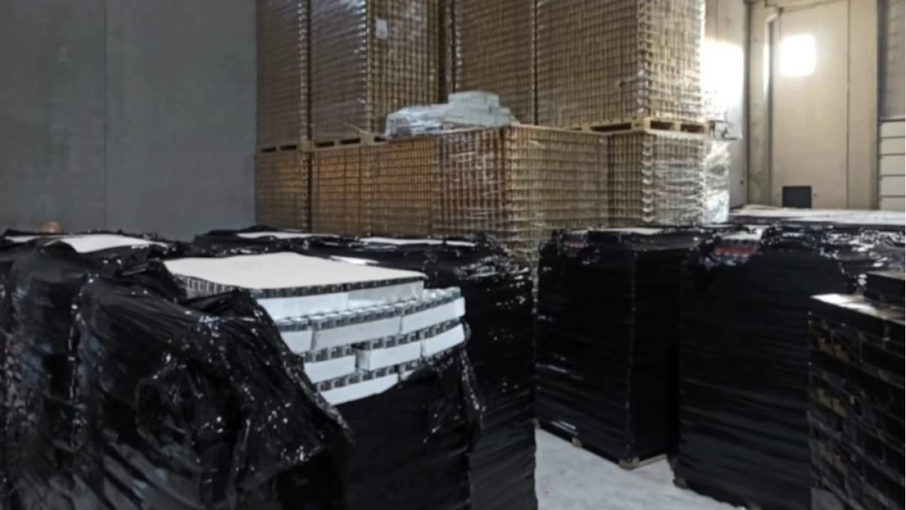 Skandal! L�leburgaz'da yasa d��� 1 milyon 136 bin kutu enerji i�ece�i ele ge�irildi