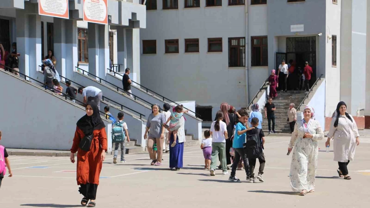 Skandal! Okulun ar hasarl olduu eitime 2 gn kala ortaya kt