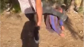 Sokakta uyuyan ya�l� adam�n y�z�ne tekme at�p sosyal medyada payla�t�lar