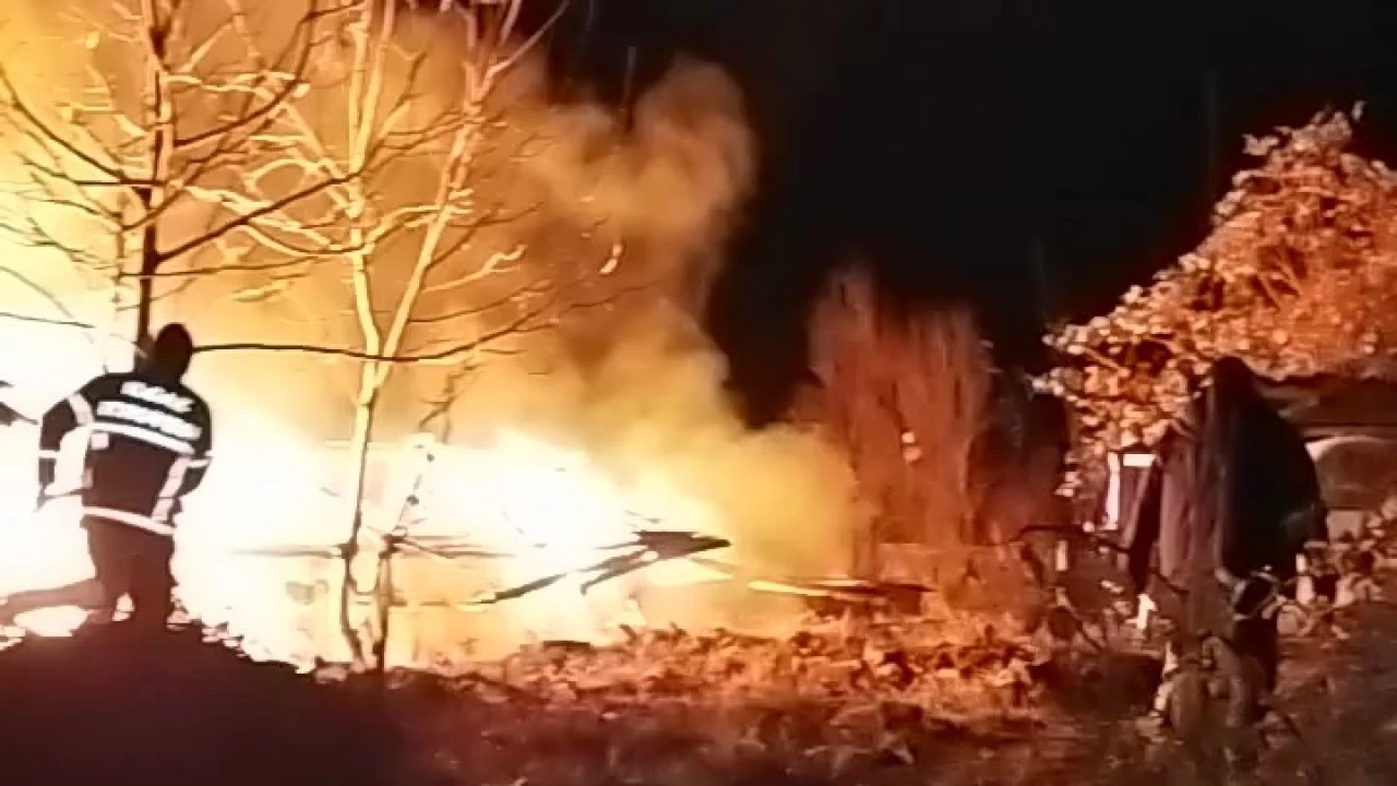 Sosyal medyada canl� yay�n� a��p evini ate�e verdi