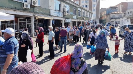Sosyal mesafeyi hiçe sayıp pazar yerine akın ettiler