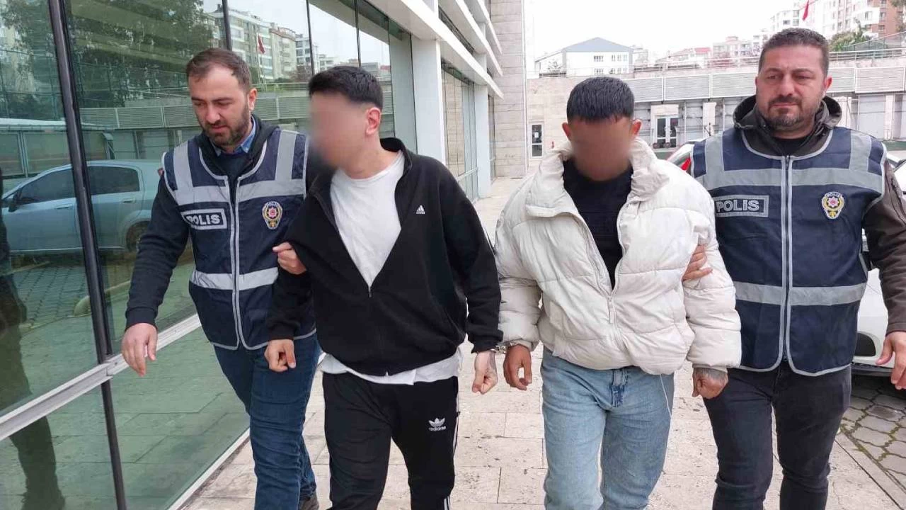 Süit otelde arkadaşlarını bıçaklayıp darp ederek kameraya kayıt ettiler
