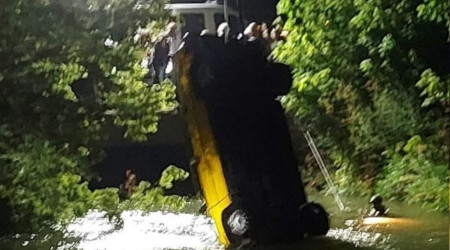 Sulama kanalına devrilen otomobilin sürücüsü boğularak can verdi