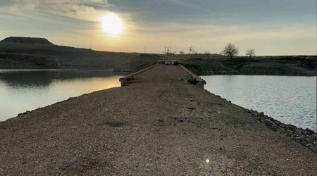 Sular çekilince tarihi köprü gün yüzüne çıktı