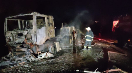Sülfürik Asit yüklü tanker devrilerek alev alev yandı, yol güvenlik gereği kapatıldı