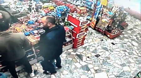 Sultangazi'de 2 şahıs buldukları kredi kartı ile alışveriş yaptılar