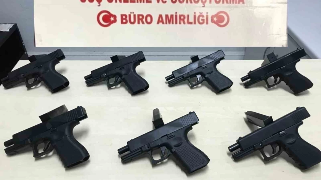 Şüphe üzerine durdurulan araçta 7 ruhsatsız silah çıktı