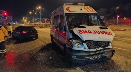 Suriyeli kadın kaza yapan ambulansta doğum yaptı