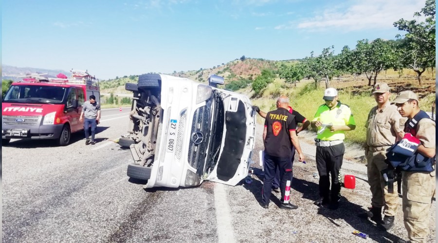 Suriyeli öğrencileri taşıyan minibüs takla attı