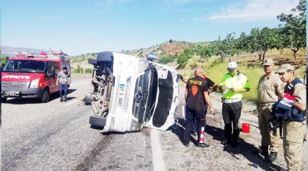 Suriyeli öğrencileri taşıyan minibüs takla attı