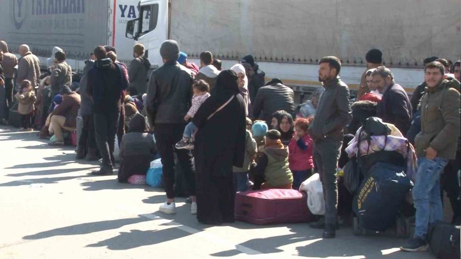 Suriyeliler yakınları görmek için memleketlerine gidiyor