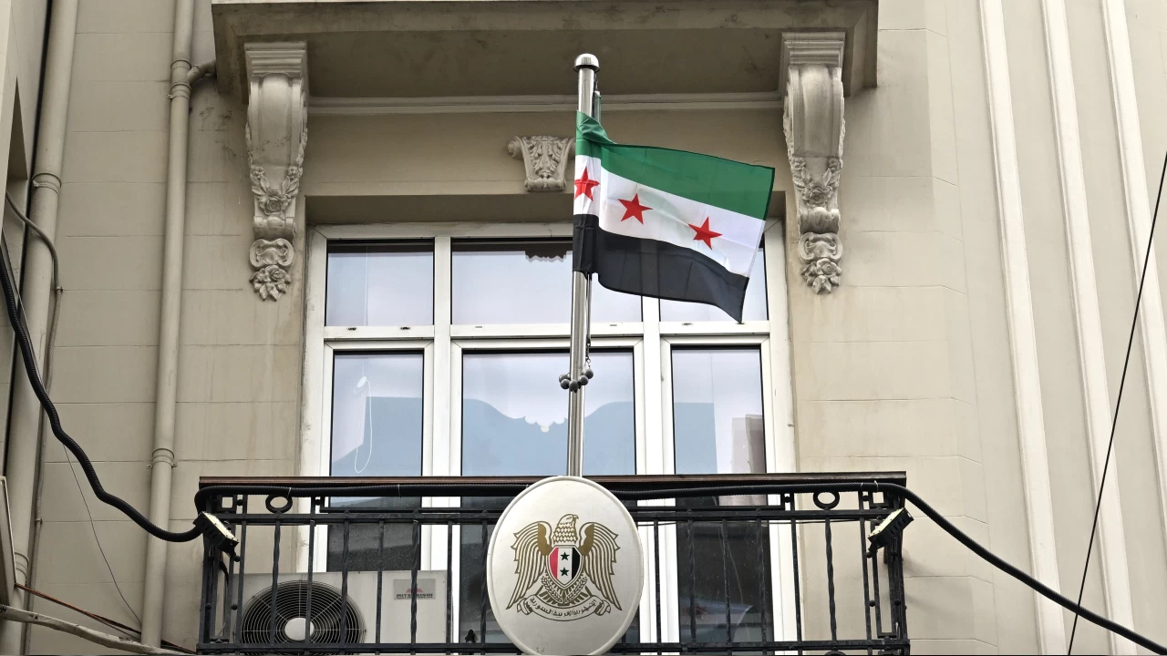 Suriye'nin stanbul Bakonsolosluuna yeni bayrak asld