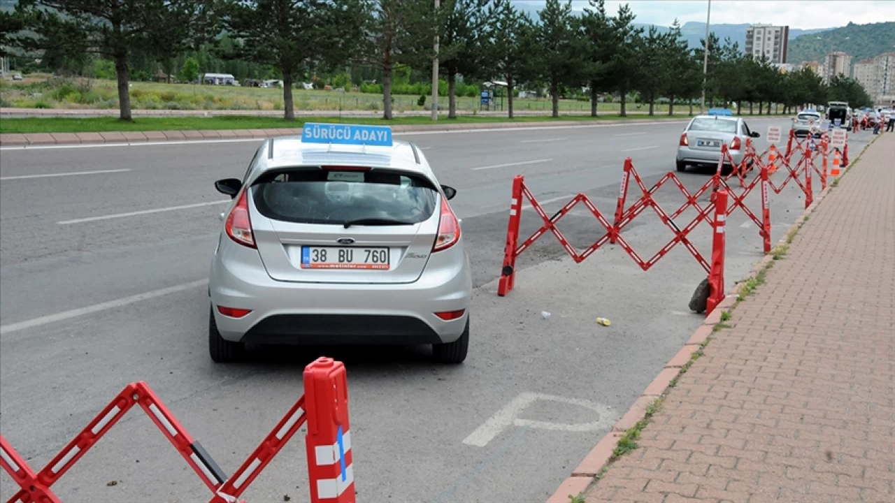 S�r�c� adaylar�na s�navda park manevras�nda iki deneme hakk�