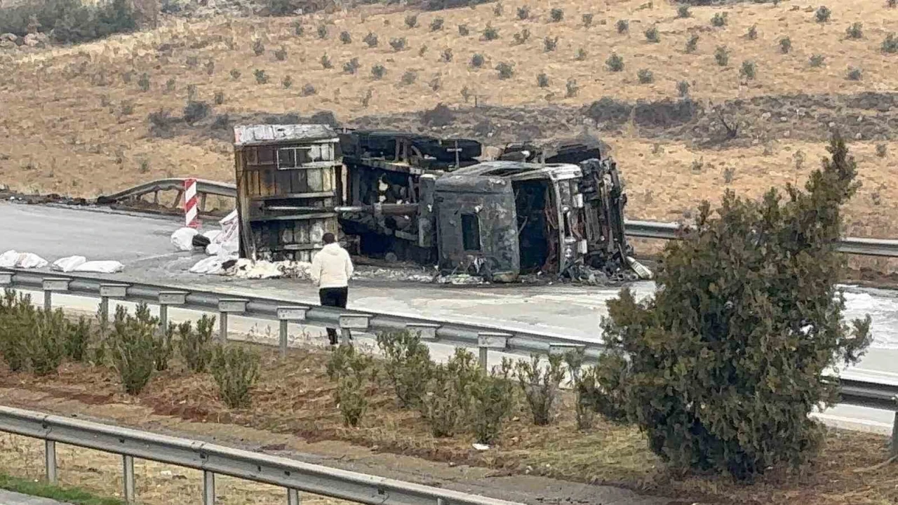 TAG Otoyolu'nda yanan tırlar kaldırıldı, yol trafiğe açıldı