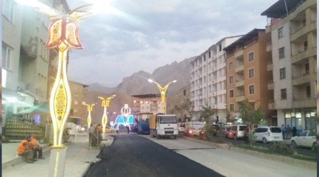 Tahrip olan yollar sıcak asfaltla onarılıyor