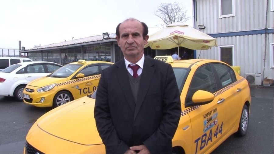 Taksici yaşlı kadını sırtında taşıdı