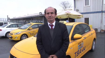 Taksici yaşlı kadını sırtında taşıdı