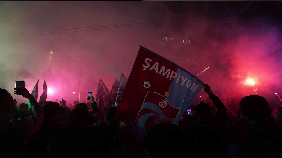 Taksim Meydan� bordo-mavi