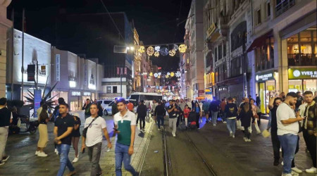 Taksim'de iki kafe çalışanları birbirlerine girdi