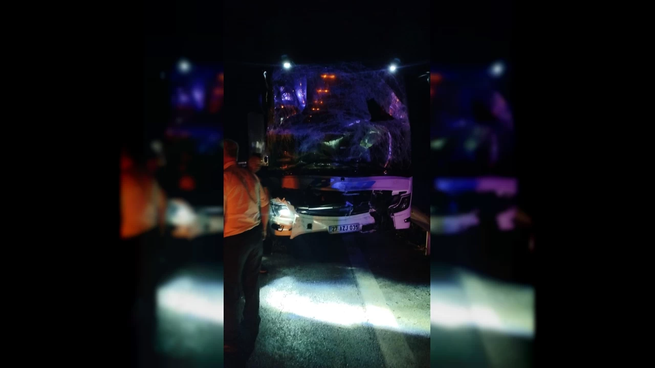 Tarsus'ta yolcu otobüsü tıra çarptı: 4 yaralı