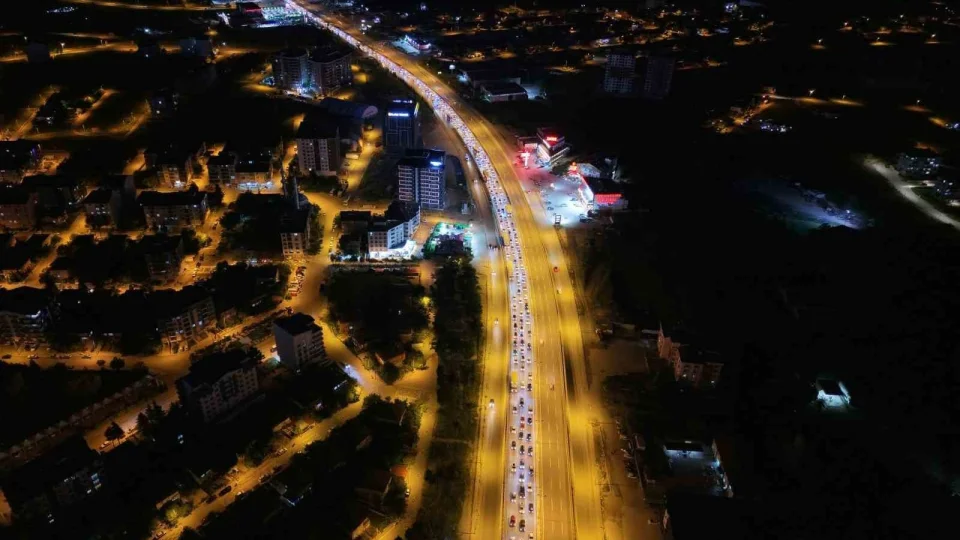 Tatilciler dönüş yolunda: 43 ilin geçiş noktasında kilometrelerce kuyruk