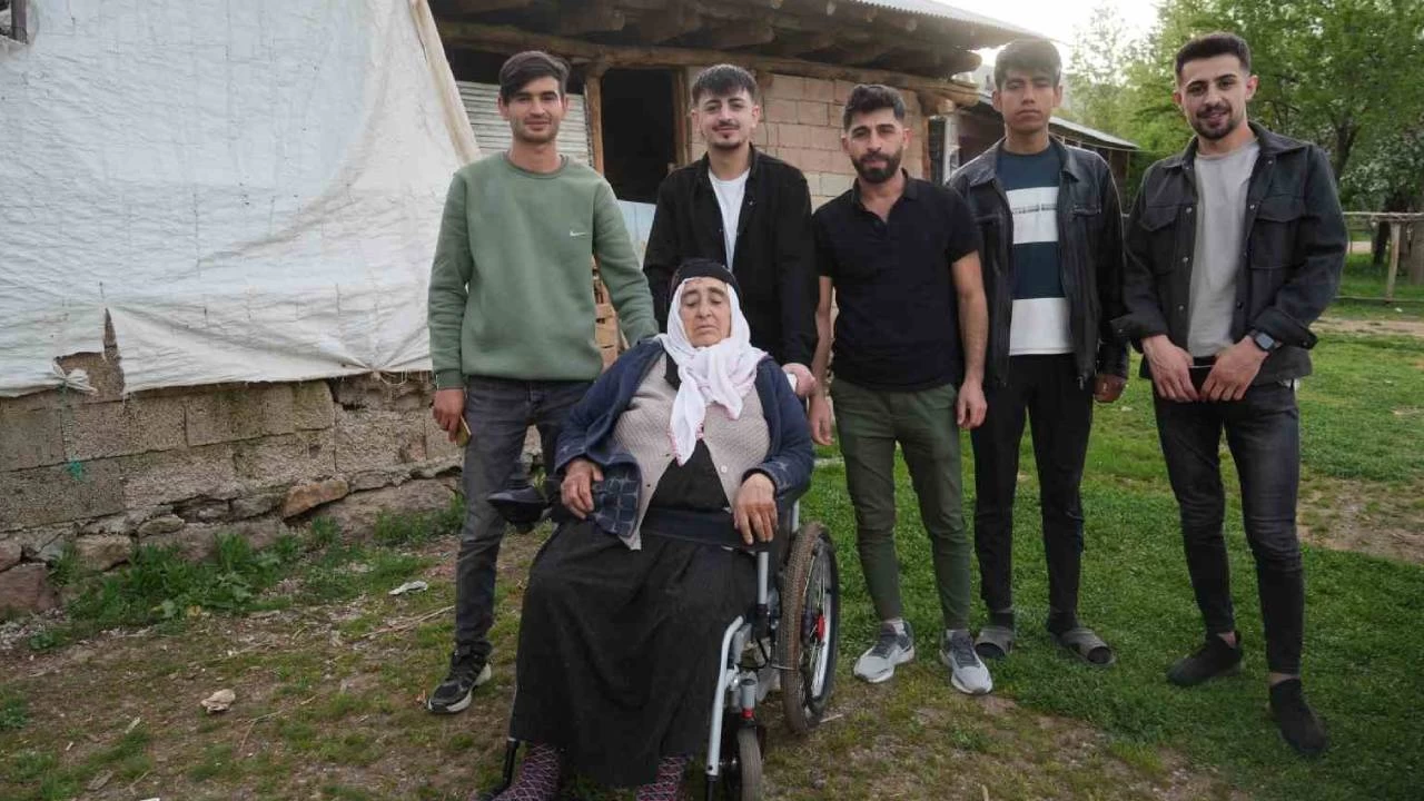 Tek manzarası tavan olan kadın, 10 yıl sonra köy meydanına çıktı