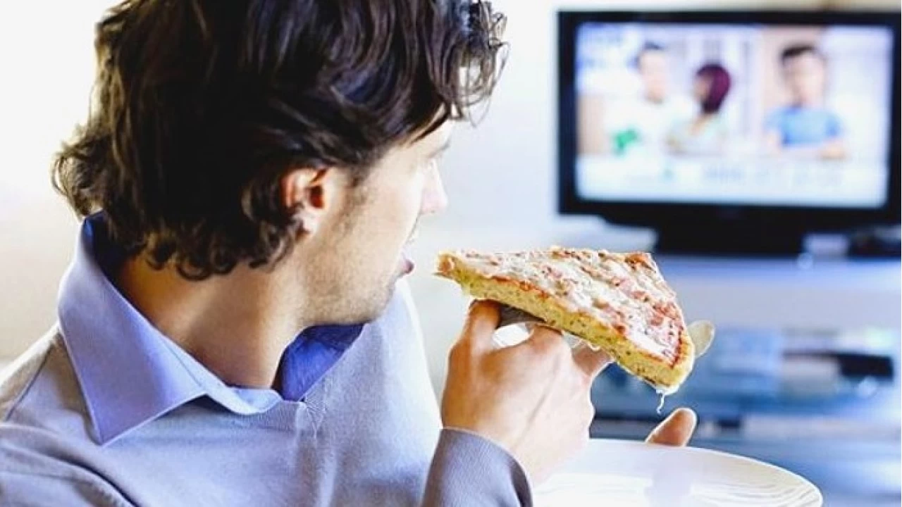 Televizyon Karşısında Yemek Yemek Zararlı mı?